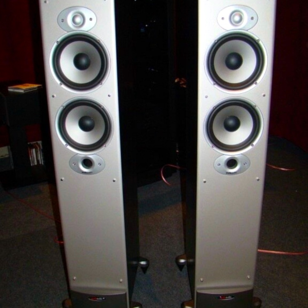 2 Polk Audio Series RT18 Speakers